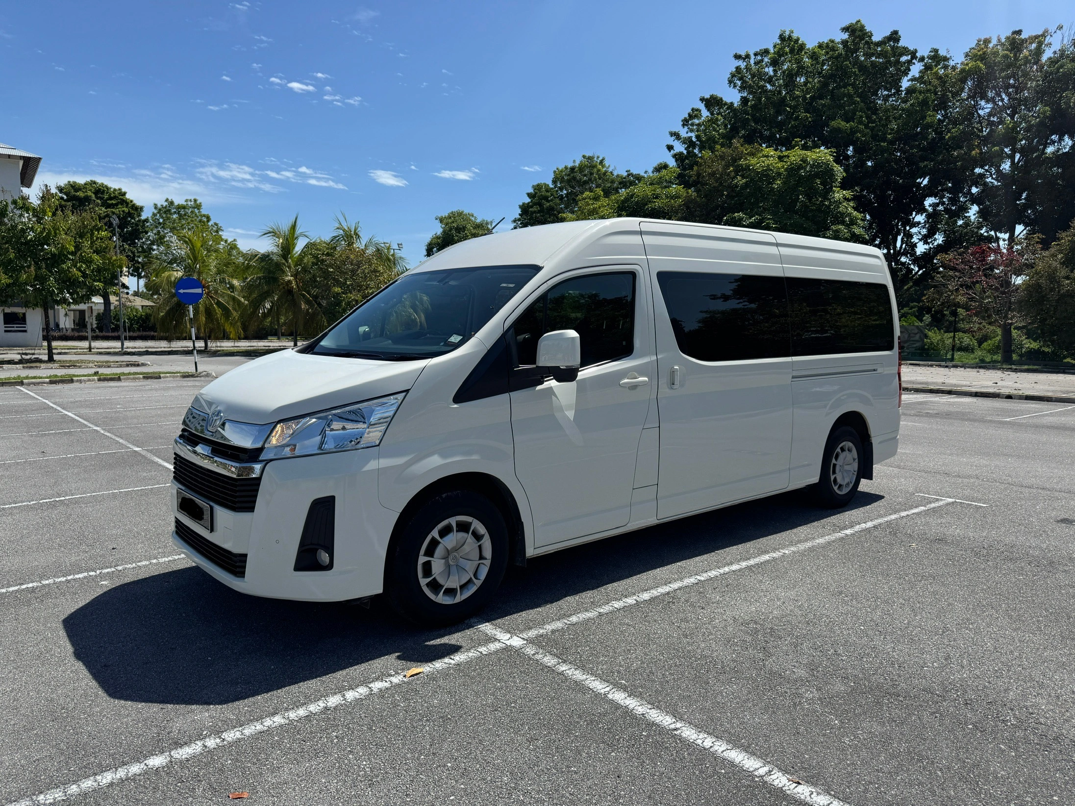 New Toyota Hiace 2.8turbo Auto 15seater